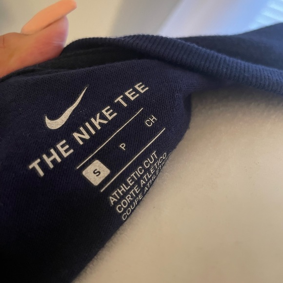 The Nike Tee Athletic Cut - Picture 2 of 3
